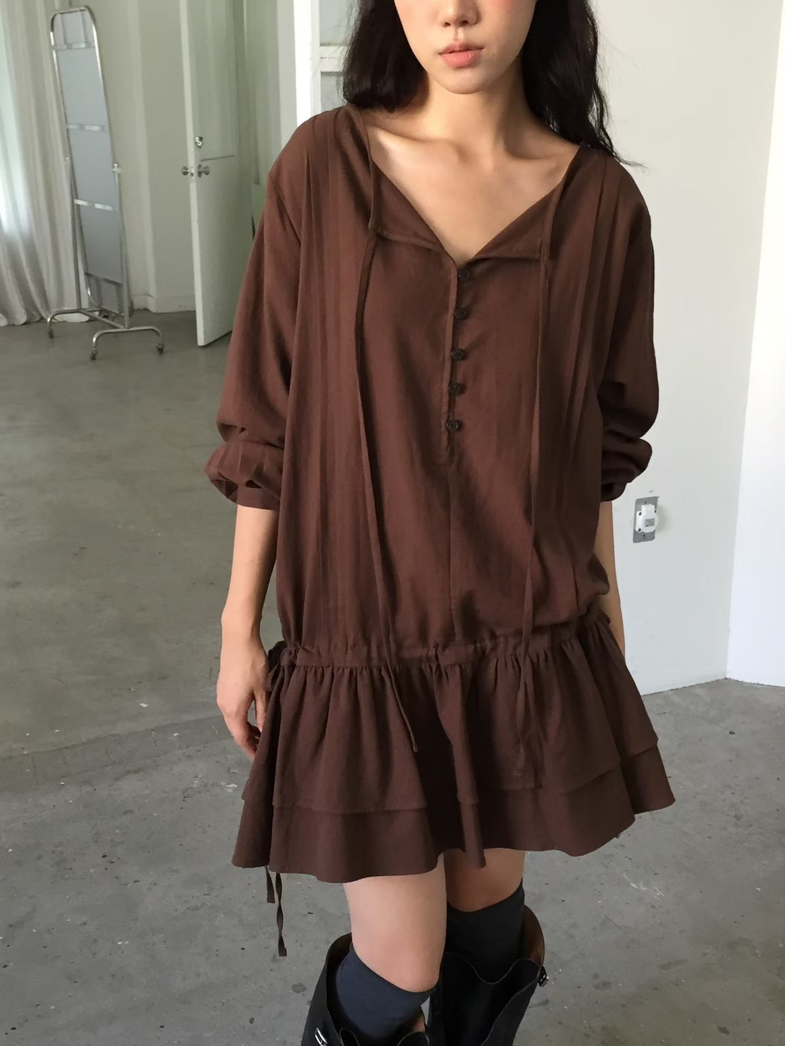 翻領掛帶縮襬短洋裝