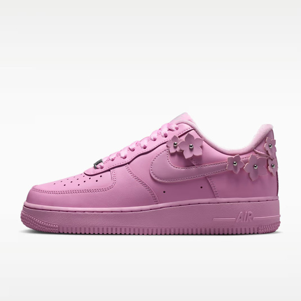 Nike 耐吉 W Air Force 1 07 IR8637-600 女 休閒鞋 花卉 立體花朵 AF1 蜜桃粉