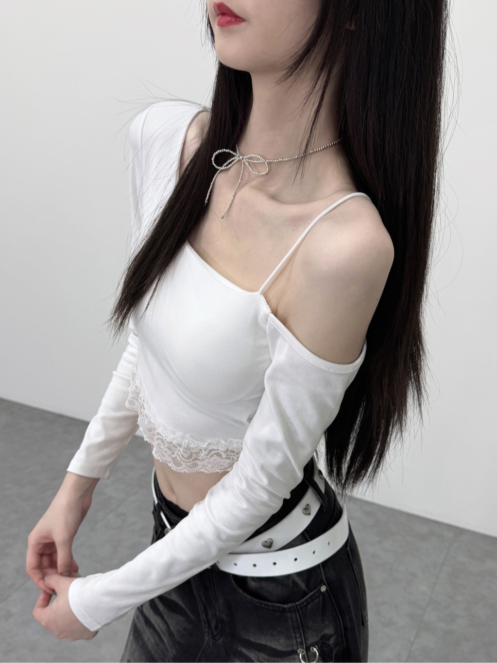A0446-A14 蕾絲滾邊下擺短版斜肩胸墊上衣