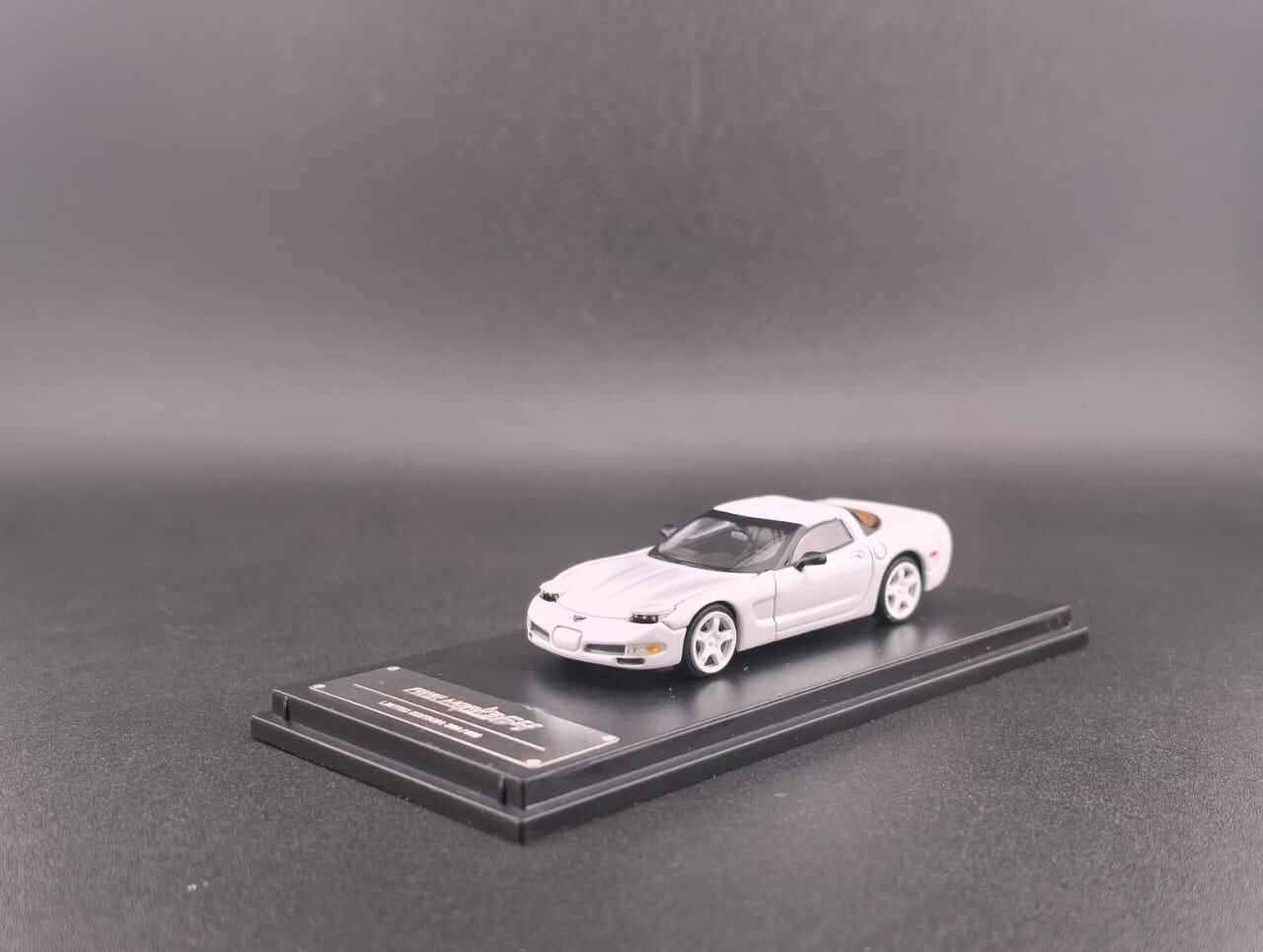 預訂 :1/64 FineWorks64 Chevrolet Corvette C5 Pearl White (FWCCW )