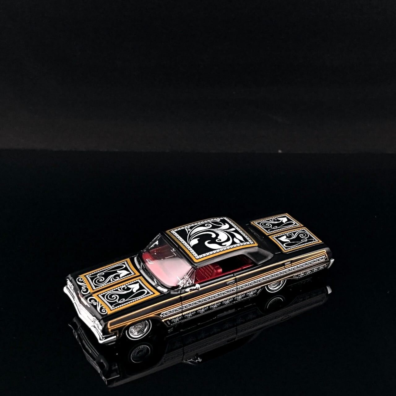 預訂 :1/64 FineWorks64 Chevrolet Impala Lowrider Black/ Gold (FWCIBKG )