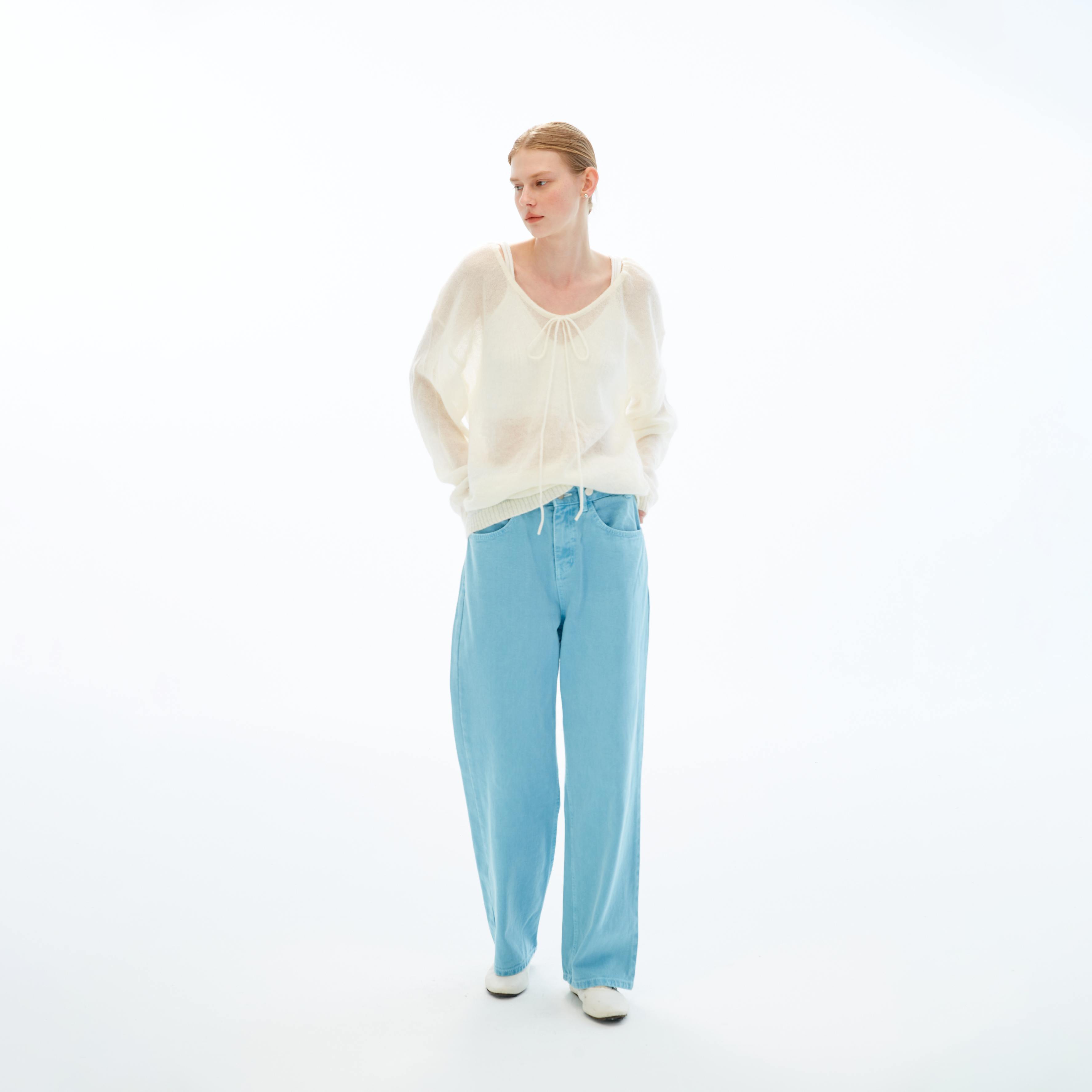 10 MOOn Lightweight and sheer tie-up knit top