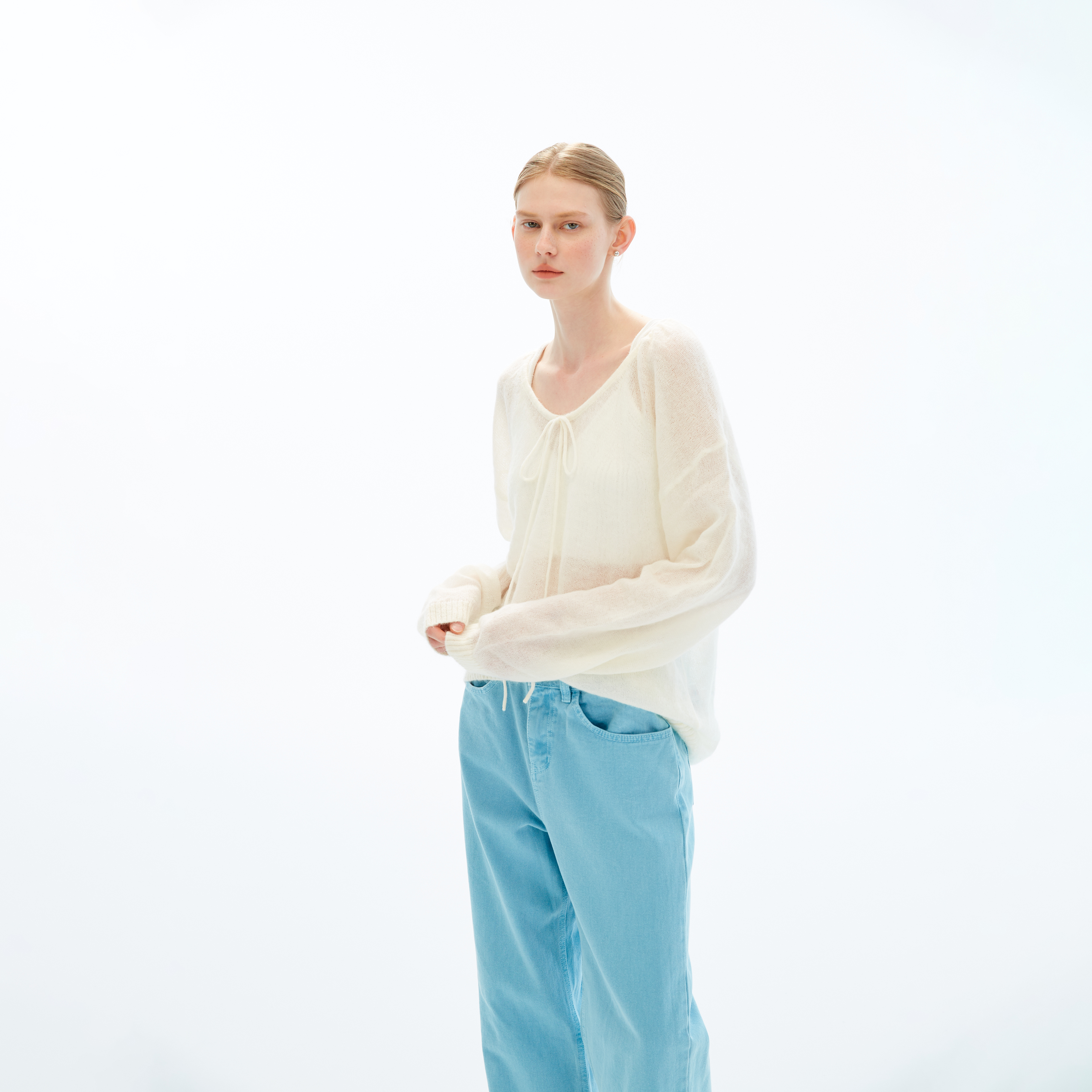 10 MOOn Lightweight and sheer tie-up knit top