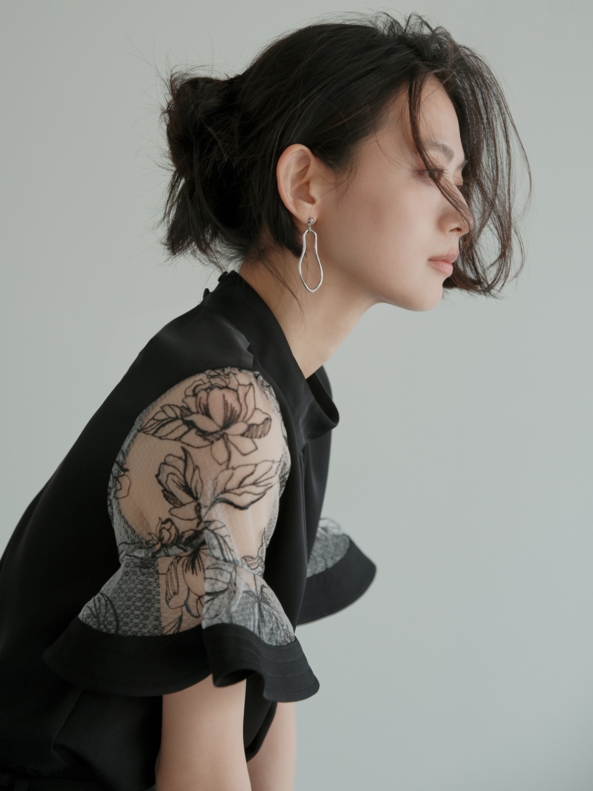 [預購] FRAY I.D 花朵刺繡透膚荷葉袖上衣