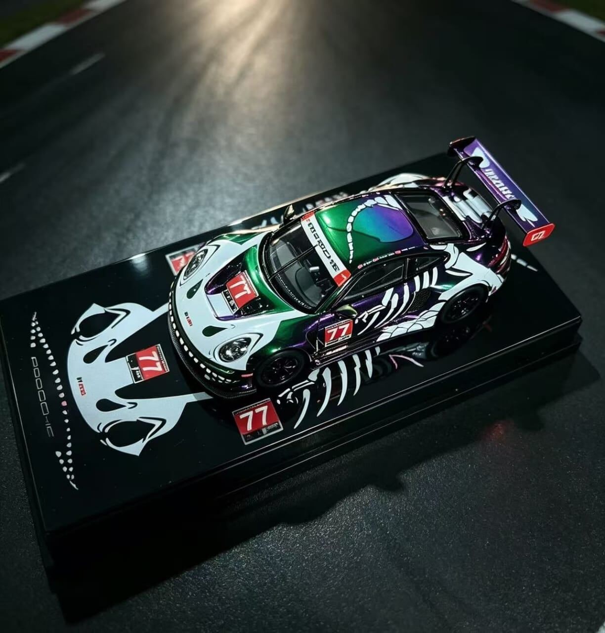 預訂 :1/64 HubAuto Porsche 911 GT3 R Chrome Magic Dinosaur Skeletons #77 (HAP911CDS )