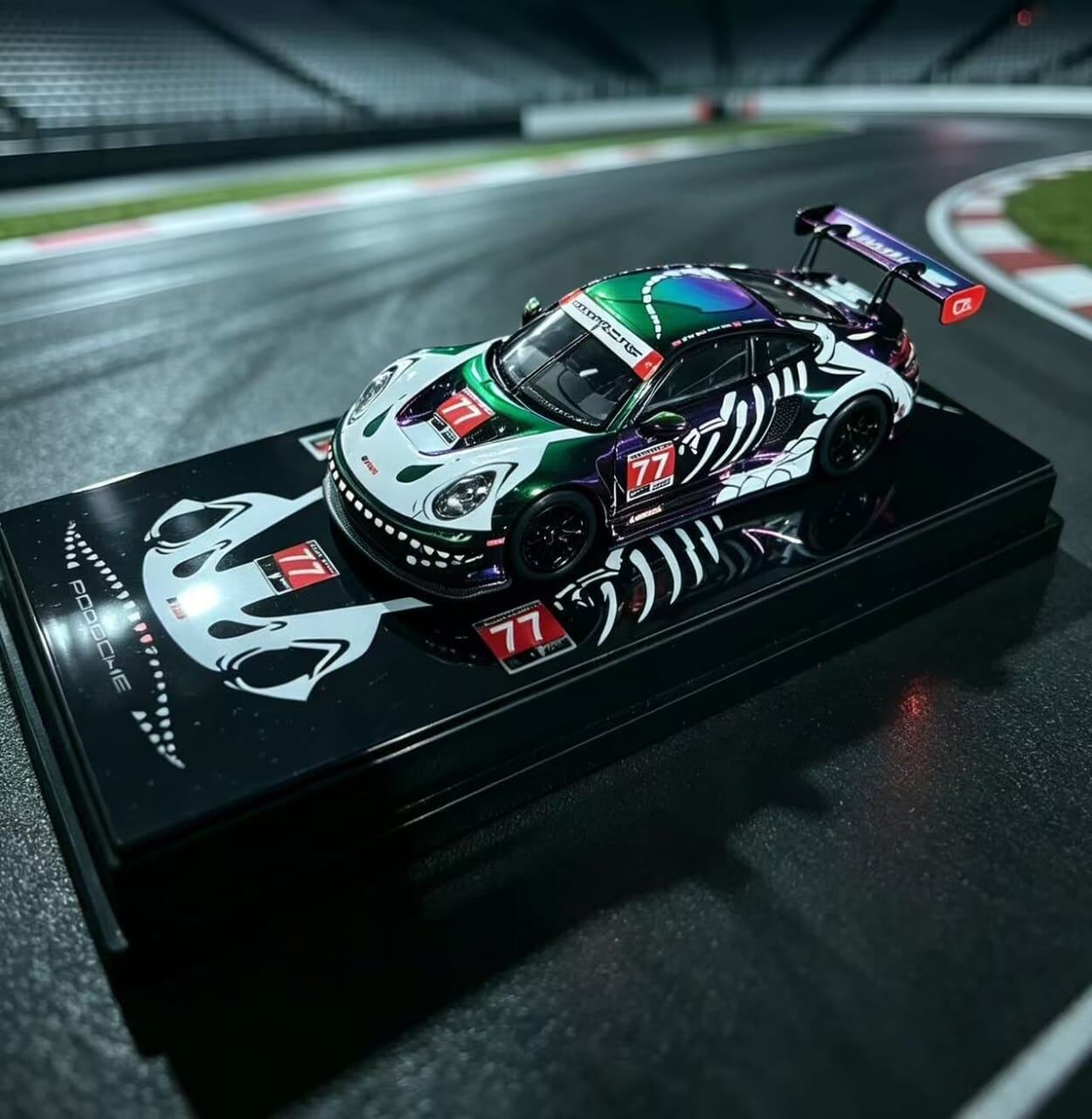 預訂 :1/64 HubAuto Porsche 911 GT3 R Chrome Magic Dinosaur Skeletons #77 (HAP911CDS )