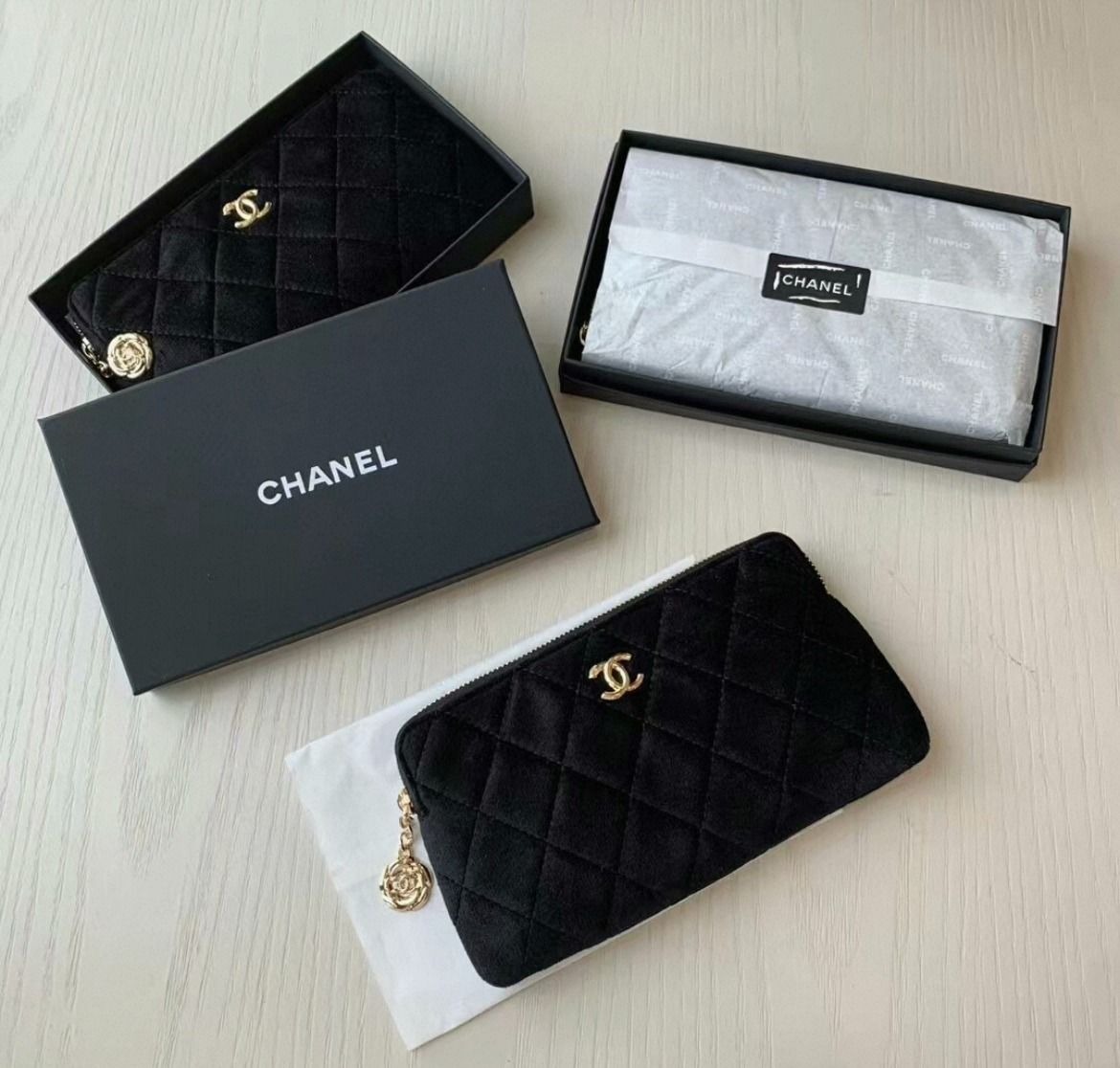 Chanel 黑金絲絨山茶花吊飾贈品拉鍊包 #現貨