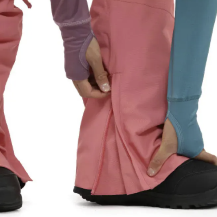 HORSEFEATHERS Lotte II Shell Pants 常規版型滑雪褲粉色款近照，模特兒實穿展示褲腳側邊拉鍊開衩與防雪結構