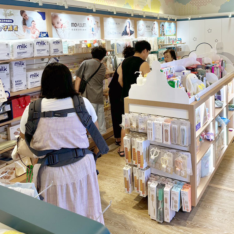 優迪新光三越台南新天地專櫃服務顧問為顧客介紹商品