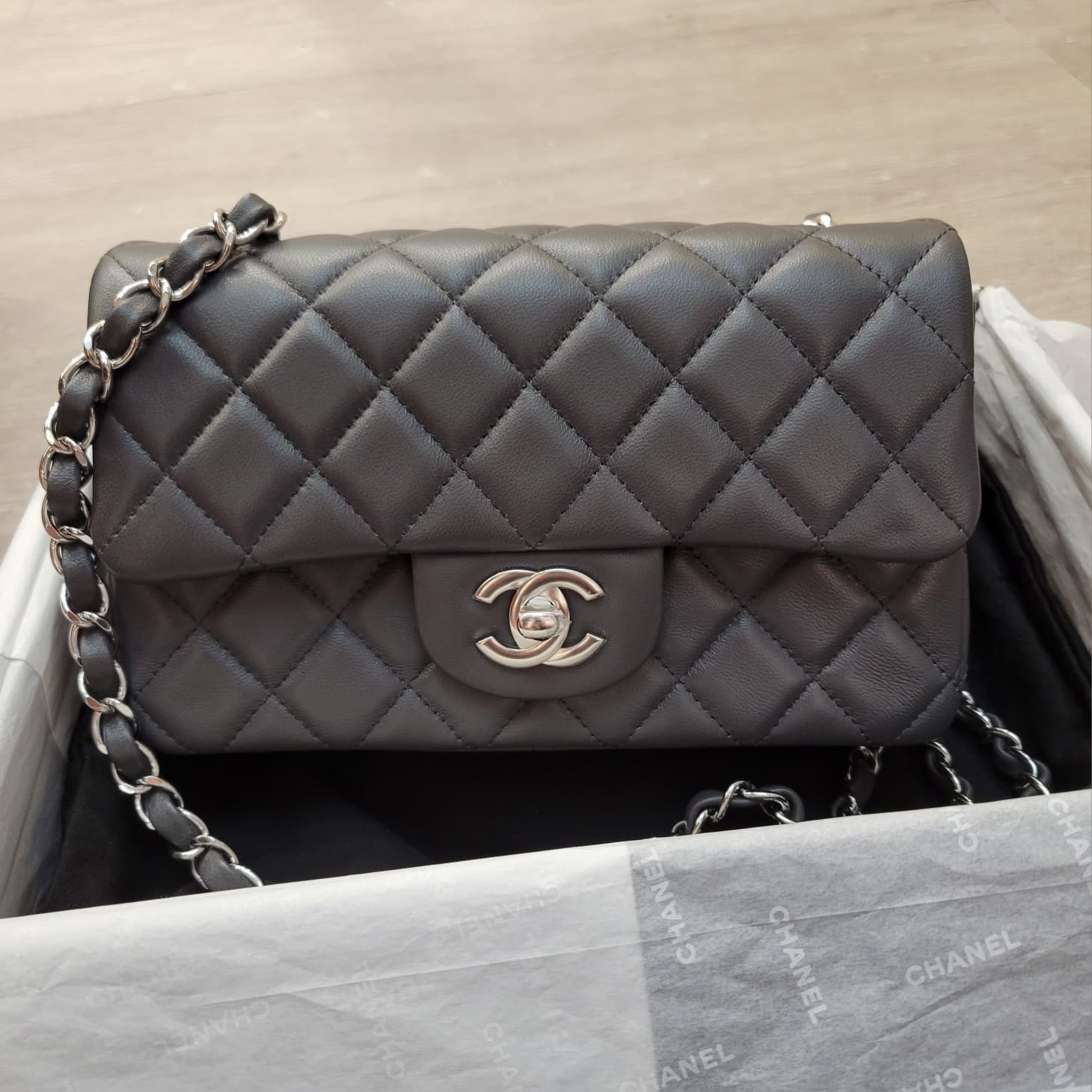 CHANEL A69900 CF 20CM DARK GRAY/SILVER