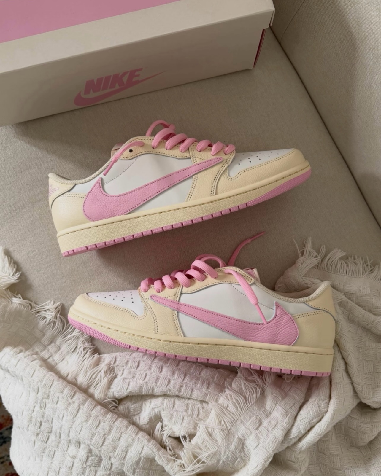 TRAVIS SCOTT X AIR JORDAN 1 LOW OG ''MUSLIN AND SHY PINK'' 奶油粉 粉紅 櫻花粉 倒勾 倒鉤 男女鞋 IQ7604-100