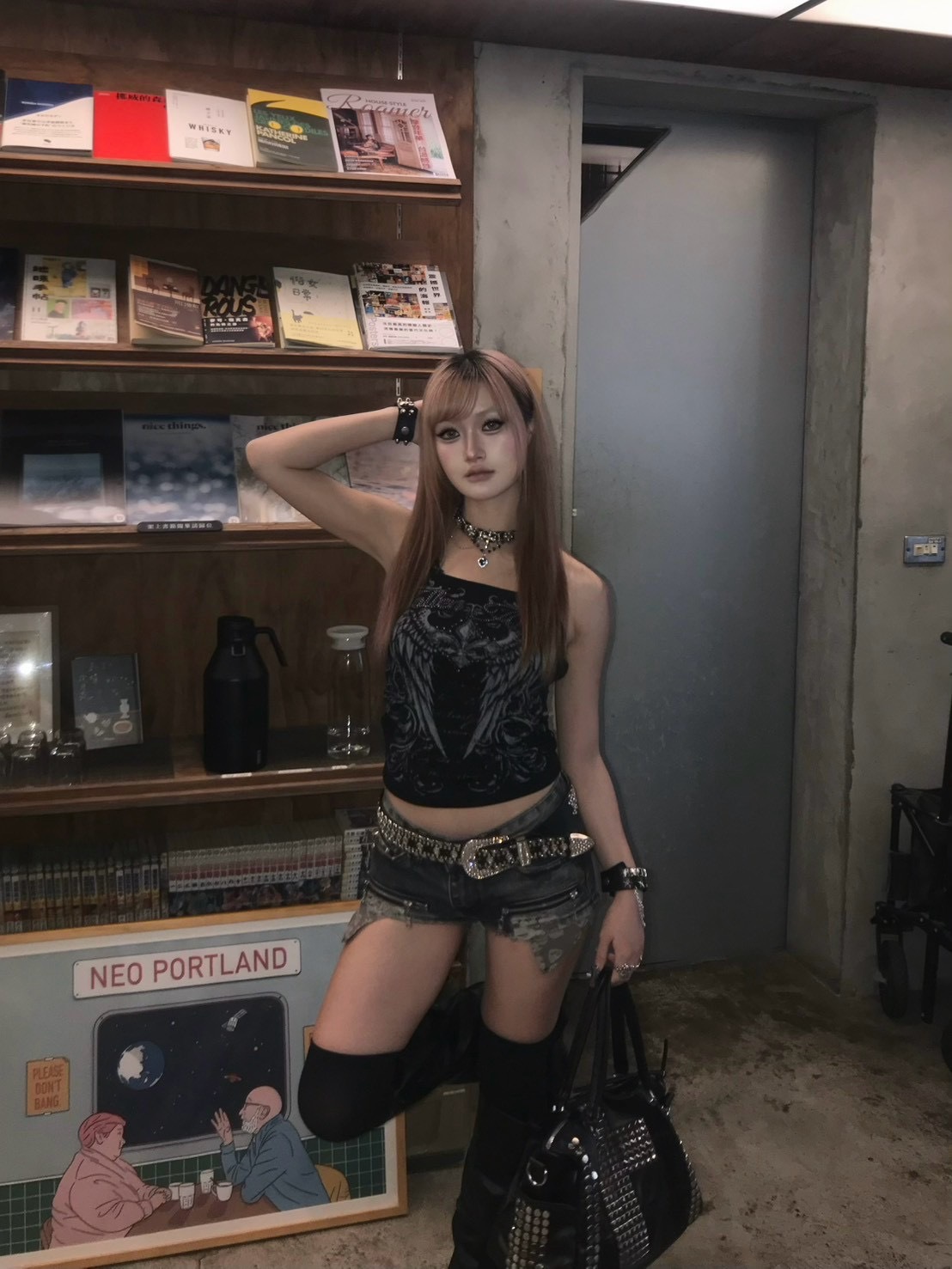 危險又迷人 蕾絲拼接掛脖天使印花平口上衣 黑色