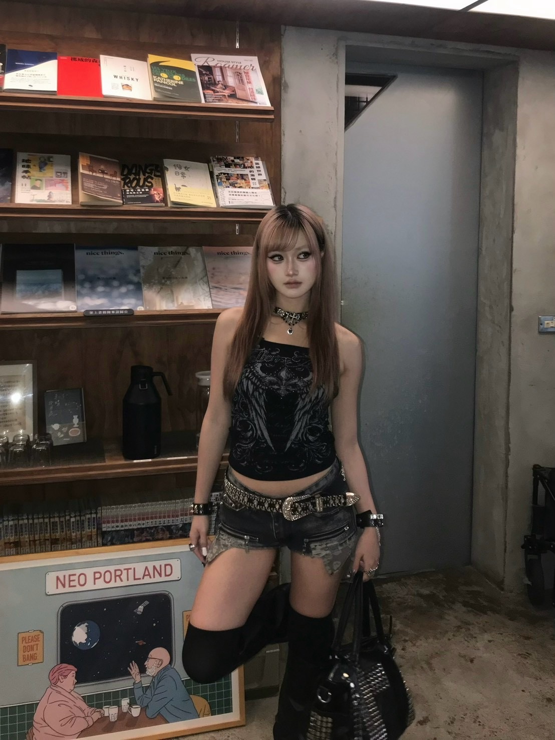 危險又迷人 蕾絲拼接掛脖天使印花平口上衣 黑色