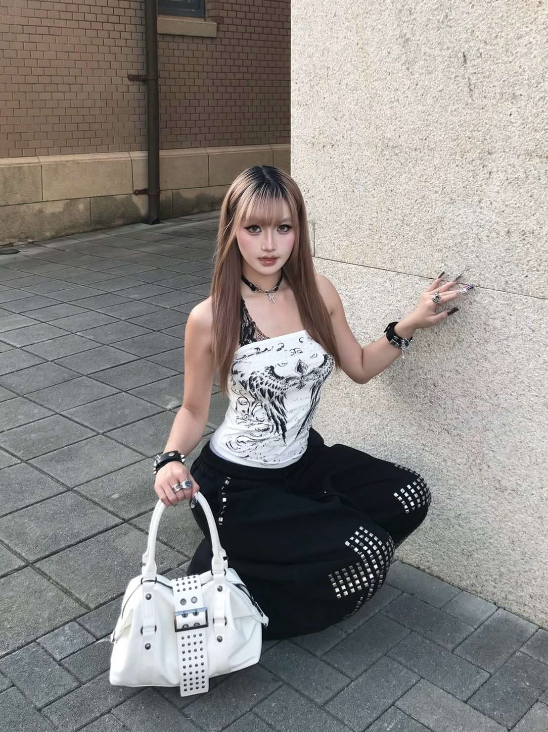 危險又迷人 蕾絲拼接掛脖天使印花平口上衣 白色