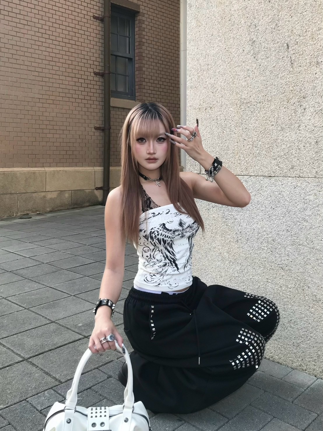 危險又迷人 蕾絲拼接掛脖天使印花平口上衣 白色