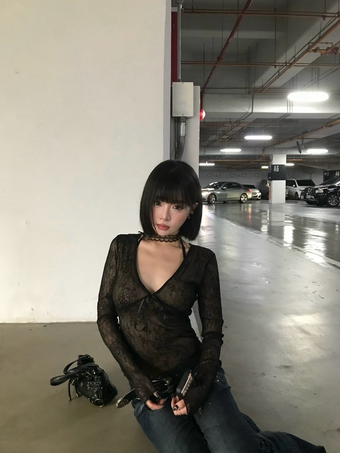 危險女人 V領透視蕾絲收腰上衣 黑色