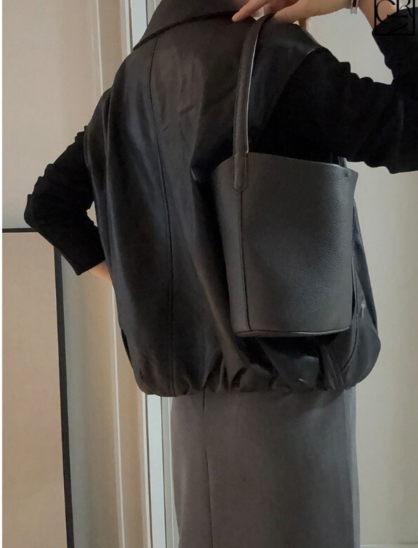 經典色系帥氣翻領PU皮革背心外套 / 2色