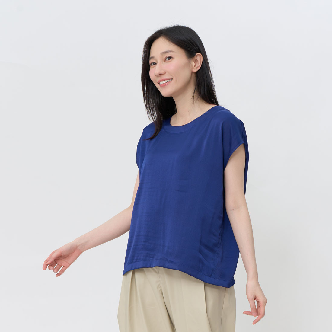 Cindy Round Neck Wide-Shoulder Silk-Glazed Top / Blue