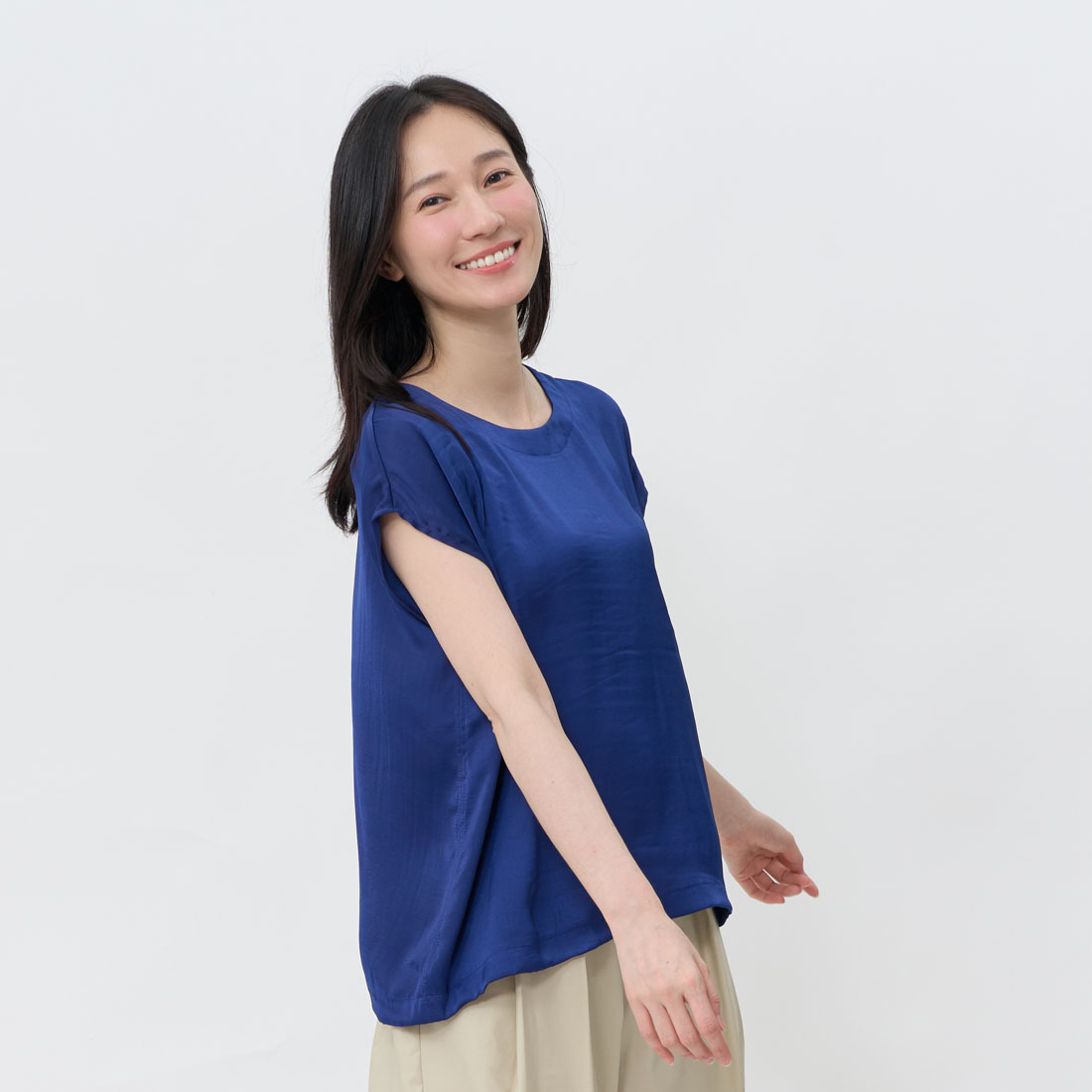Cindy Round Neck Wide-Shoulder Silk-Glazed Top / Blue