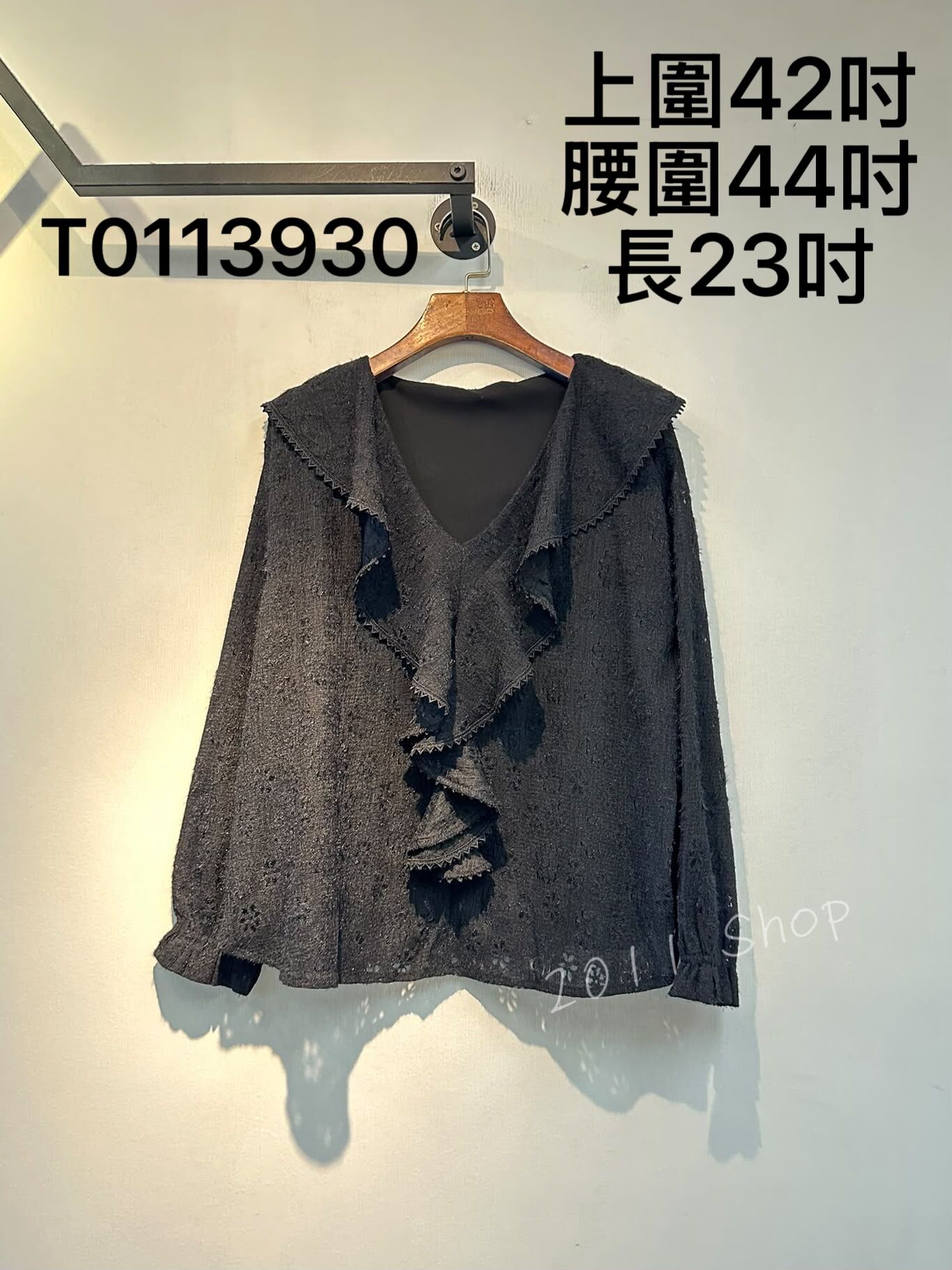 氣質V領暗花紋軟熟布料TOP  上圍42吋 腰圍44吋 長23吋  T0113930
