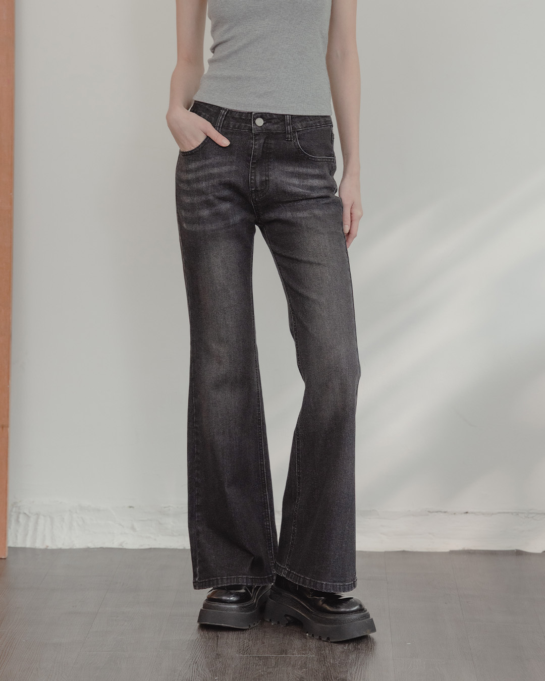 Black-wash low-to-mid rise flared jeans (S/M/L)【04011915】in stock+pre-order