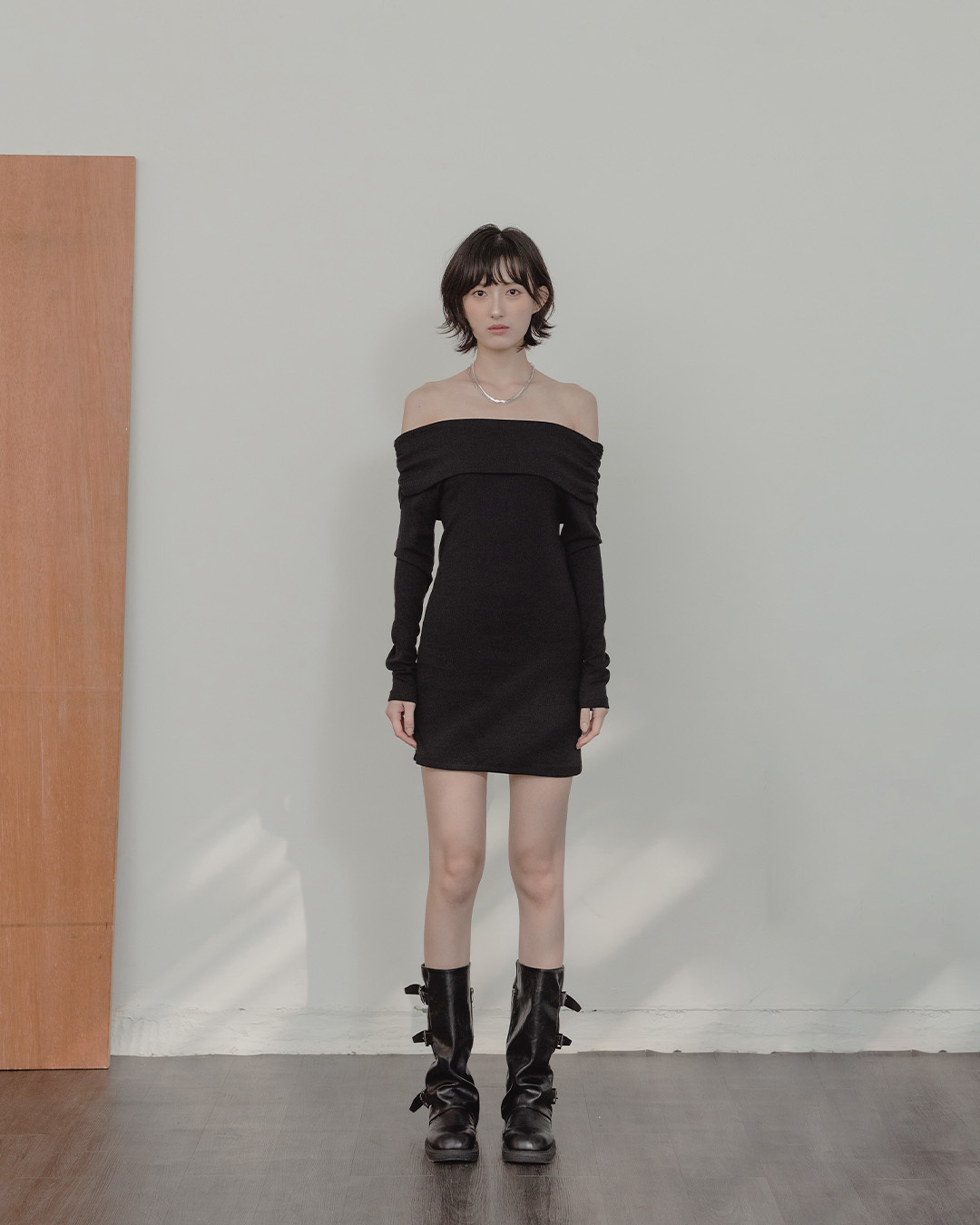 Black fitted short dress with fine-ribbed texture and a fold-over flat collar.【01087378】in stock+pre-order