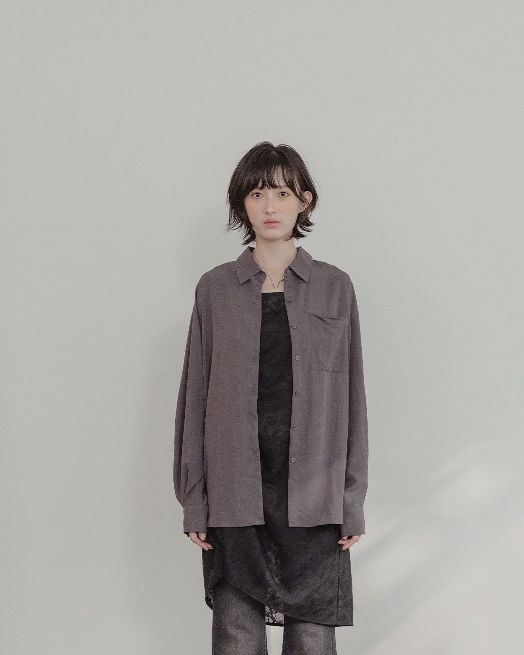 Solid-Color Wide-Fit Shirt with Single Chest Pocket and Asymmetric Back Hem – Dark Grey【01025894】in stock+pre-order