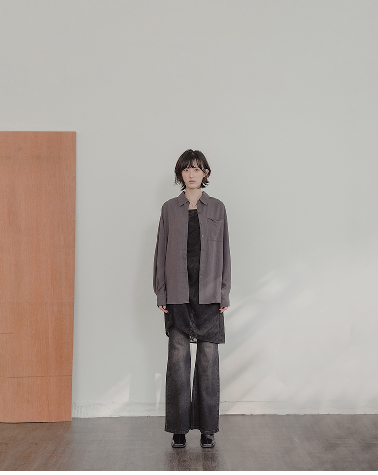 Solid-Color Wide-Fit Shirt with Single Chest Pocket and Asymmetric Back Hem – Dark Grey【01025894】in stock+pre-order