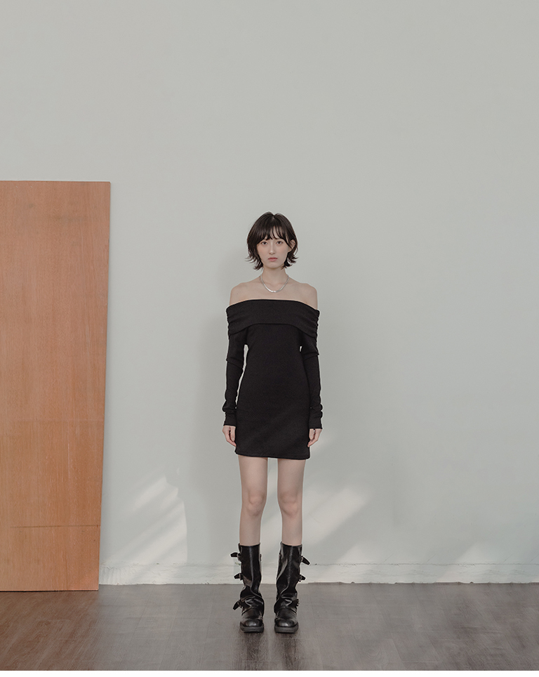 Black fitted short dress with fine-ribbed texture and a fold-over flat collar.【01087378】in stock+pre-order