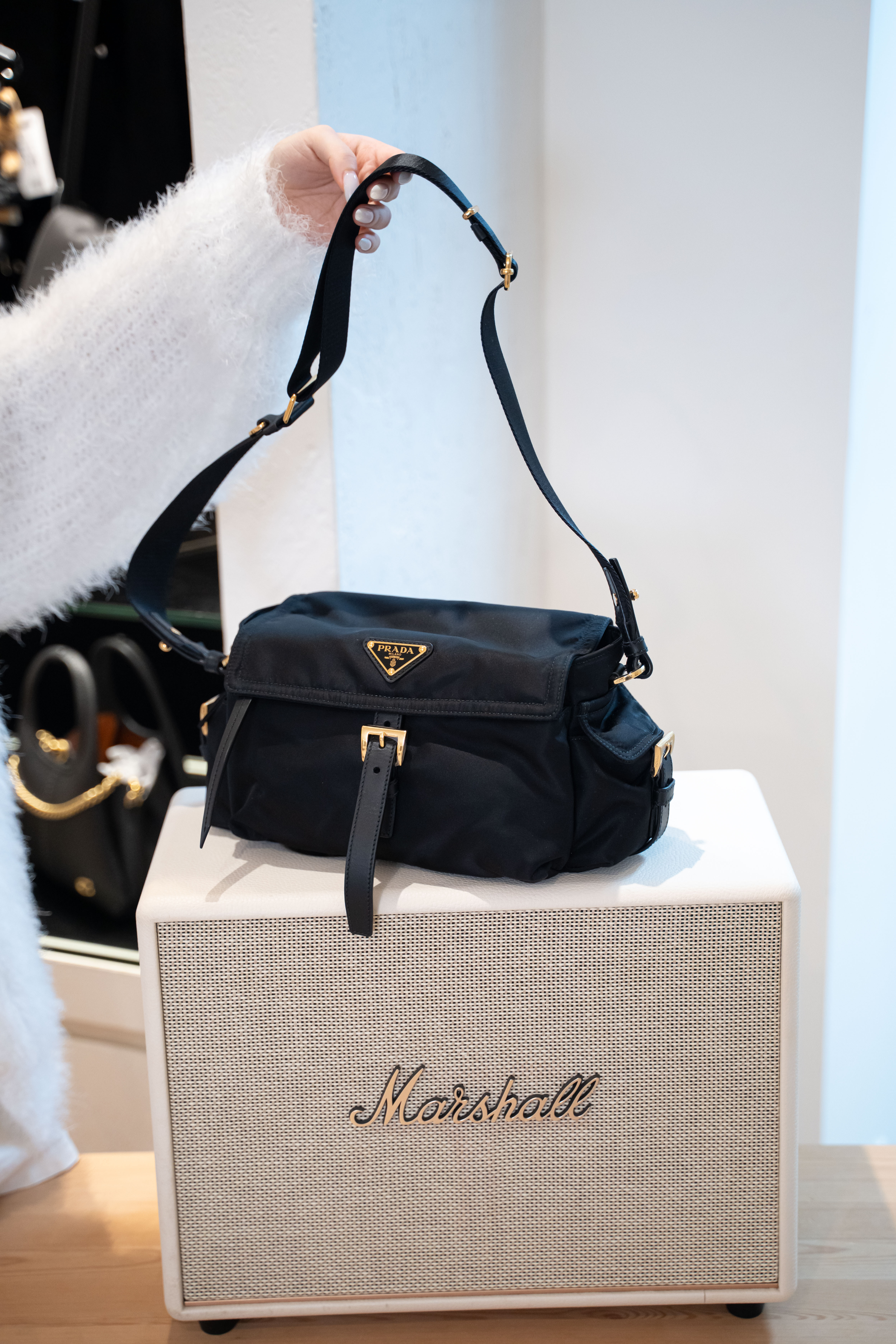 Prada Explore Re-Nylon 中號 肩背袋 黑金色