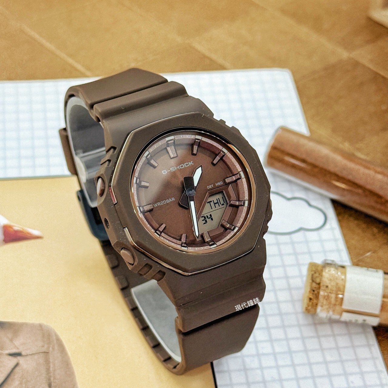 【G-SHOCK】摩卡棕八角雙顯電子錶GMA-P2110B-5A 40.5mm 現代鐘錶