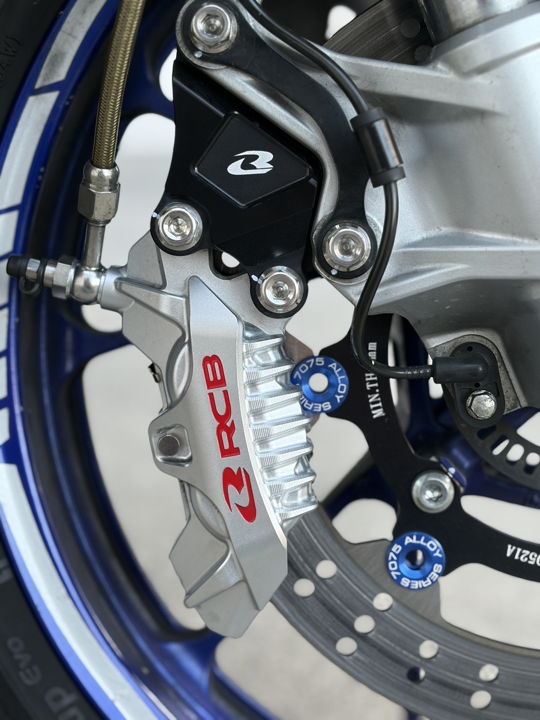 RCB R1 BRAKE CALIPER BRACKET