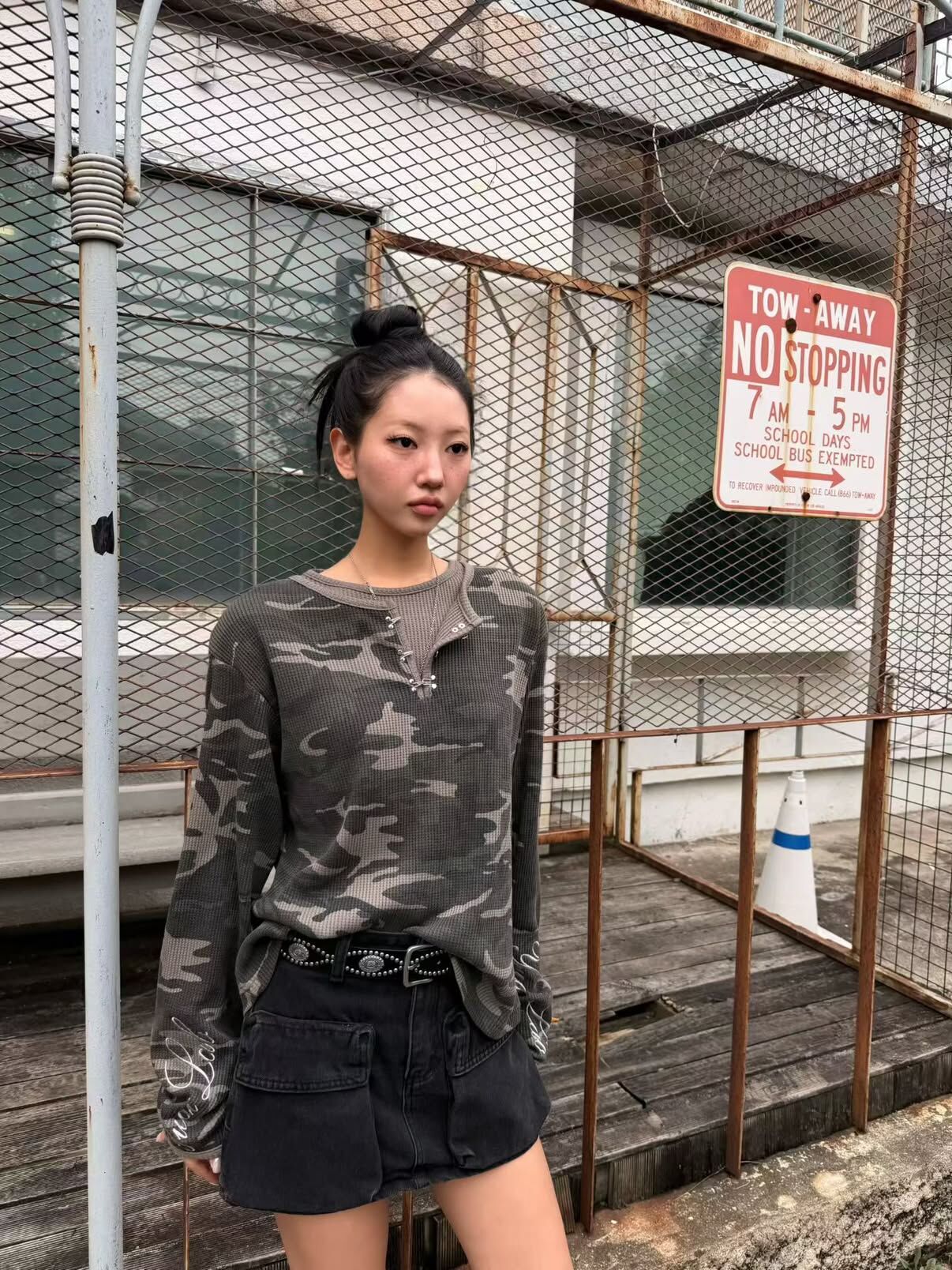《K》拼接迷彩圓領金屬扣長T