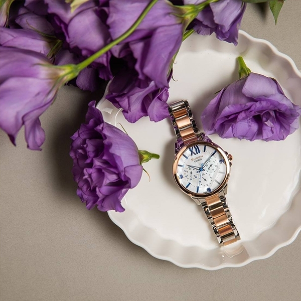 萬年鐘錶 - CASIO 卡西歐 Sheen系列 璀璨晶鑽珍珠貝不鏽鋼女錶 SHE-3056SPG-7 錶徑37.1MM