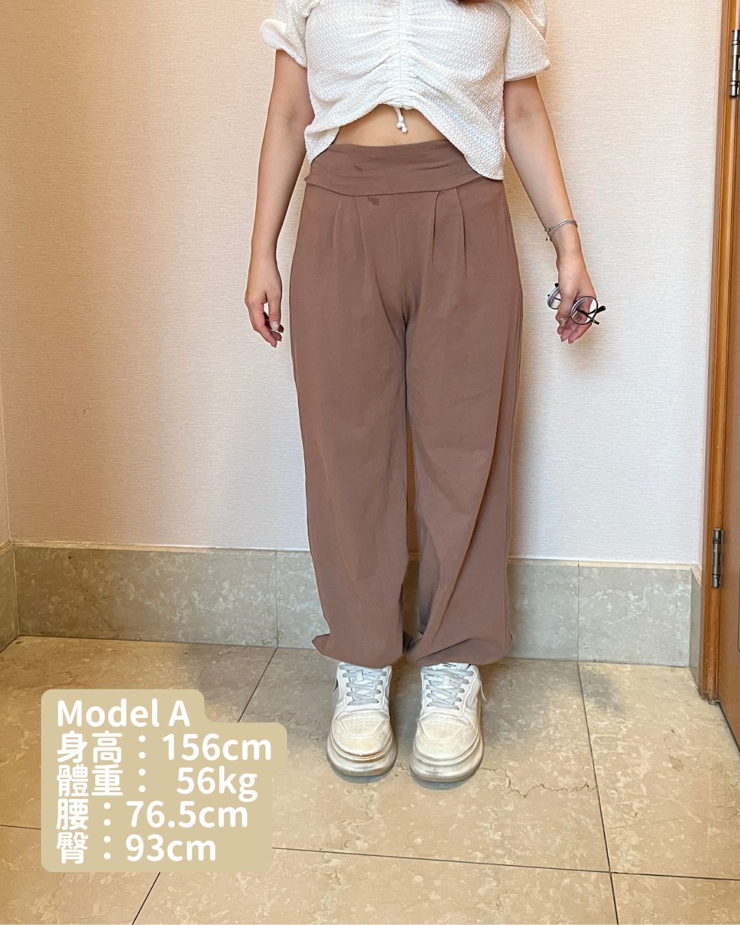 Model A:156 cm、56 kg,腰圍 76.5 cm、臀圍 93 cm,穿著橡實棕躺平寬褲 6/8 號
