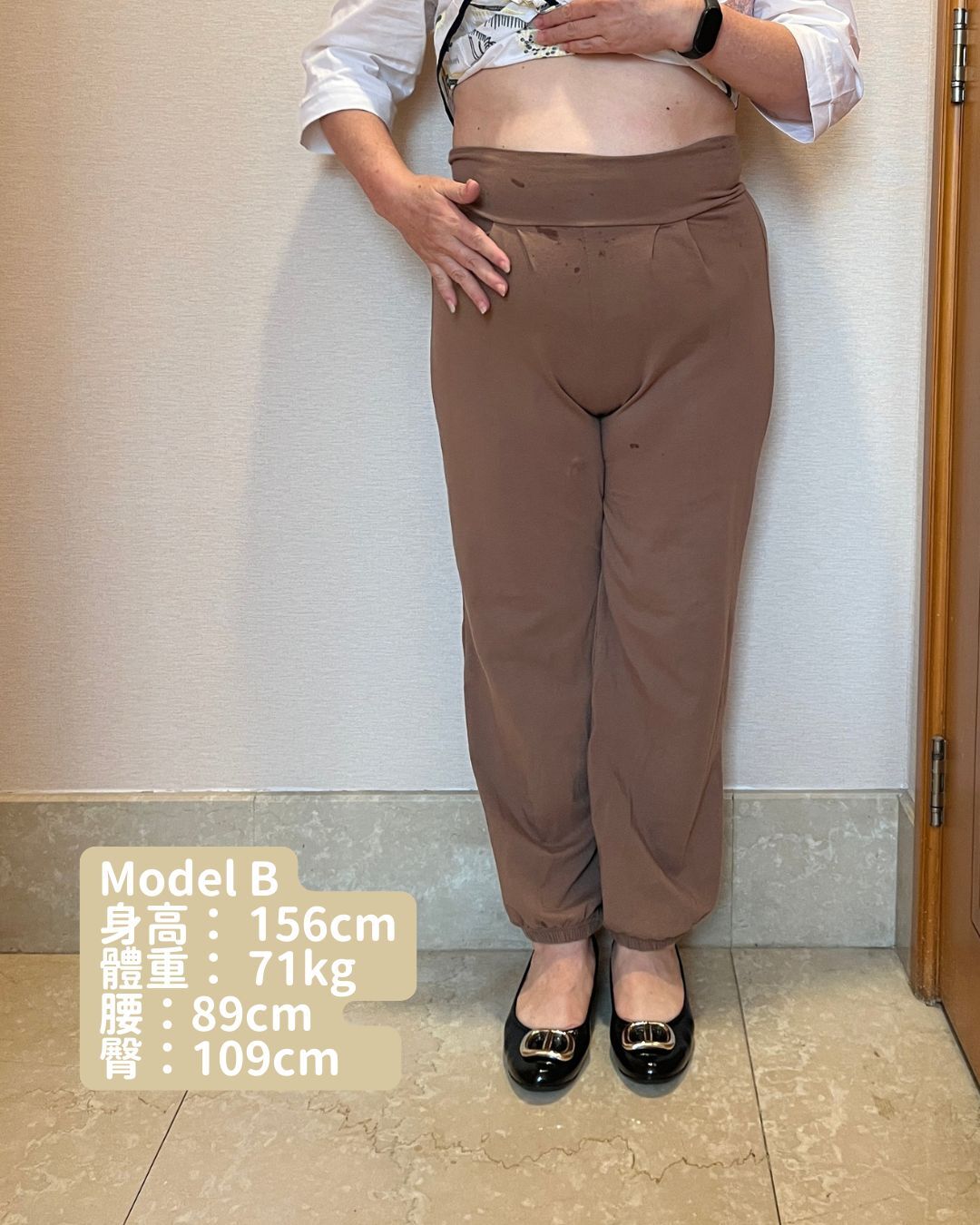 Model B:156 cm、71 kg,腰圍 89 cm、臀圍 109 cm,穿著橡實棕躺平寬褲 6/8 號