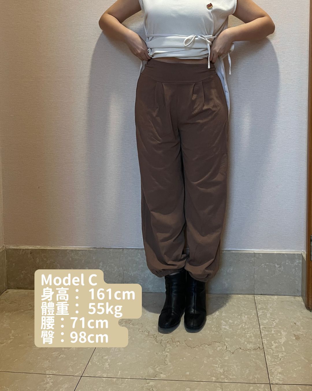 Model C:161 cm、55 kg,腰圍 71 cm、臀圍 98 cm,穿著橡實棕躺平寬褲 6/8 號