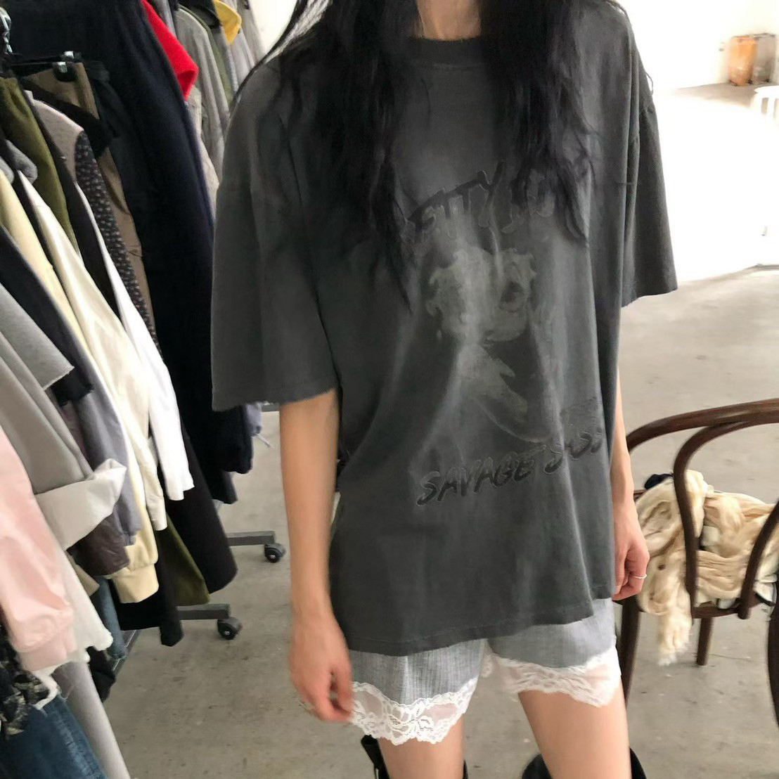 石墨灰水洗感貝蒂圖案圓領短TEE