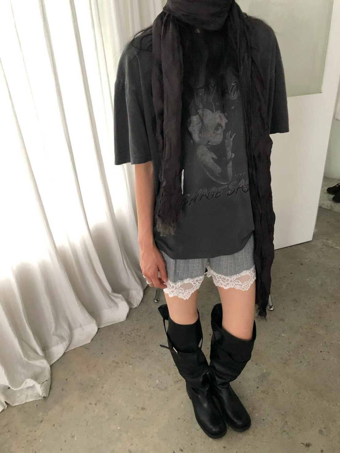 石墨灰水洗感貝蒂圖案圓領短TEE