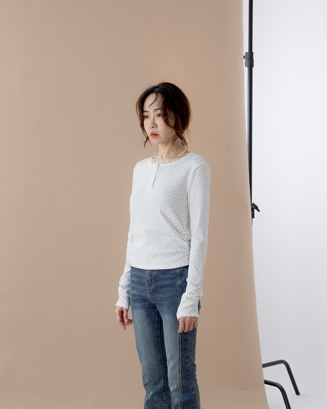 Fitted top with a partial placket, small floral print, and side ruching—available in two colors.【01099924】in stock+pre-order