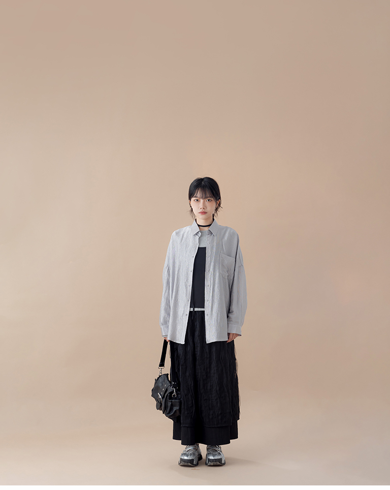 Textured, sheer, single-pocket shirt, available in four colors.【01025834】in stock+pre-order