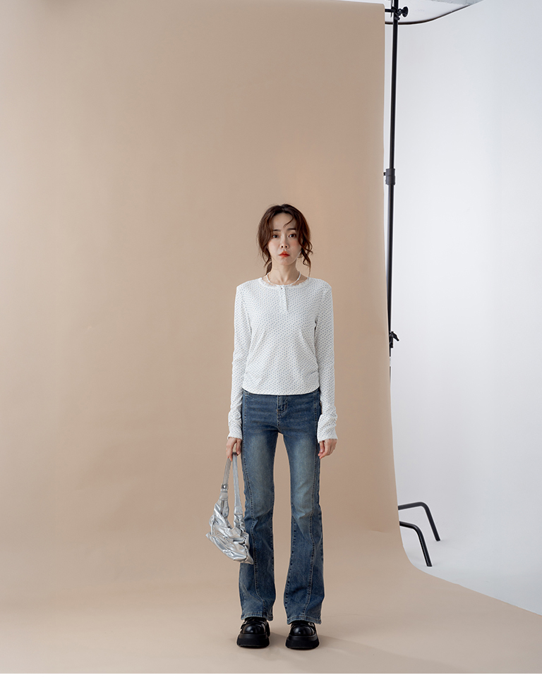 Fitted top with a partial placket, small floral print, and side ruching—available in two colors.【01099924】in stock+pre-order