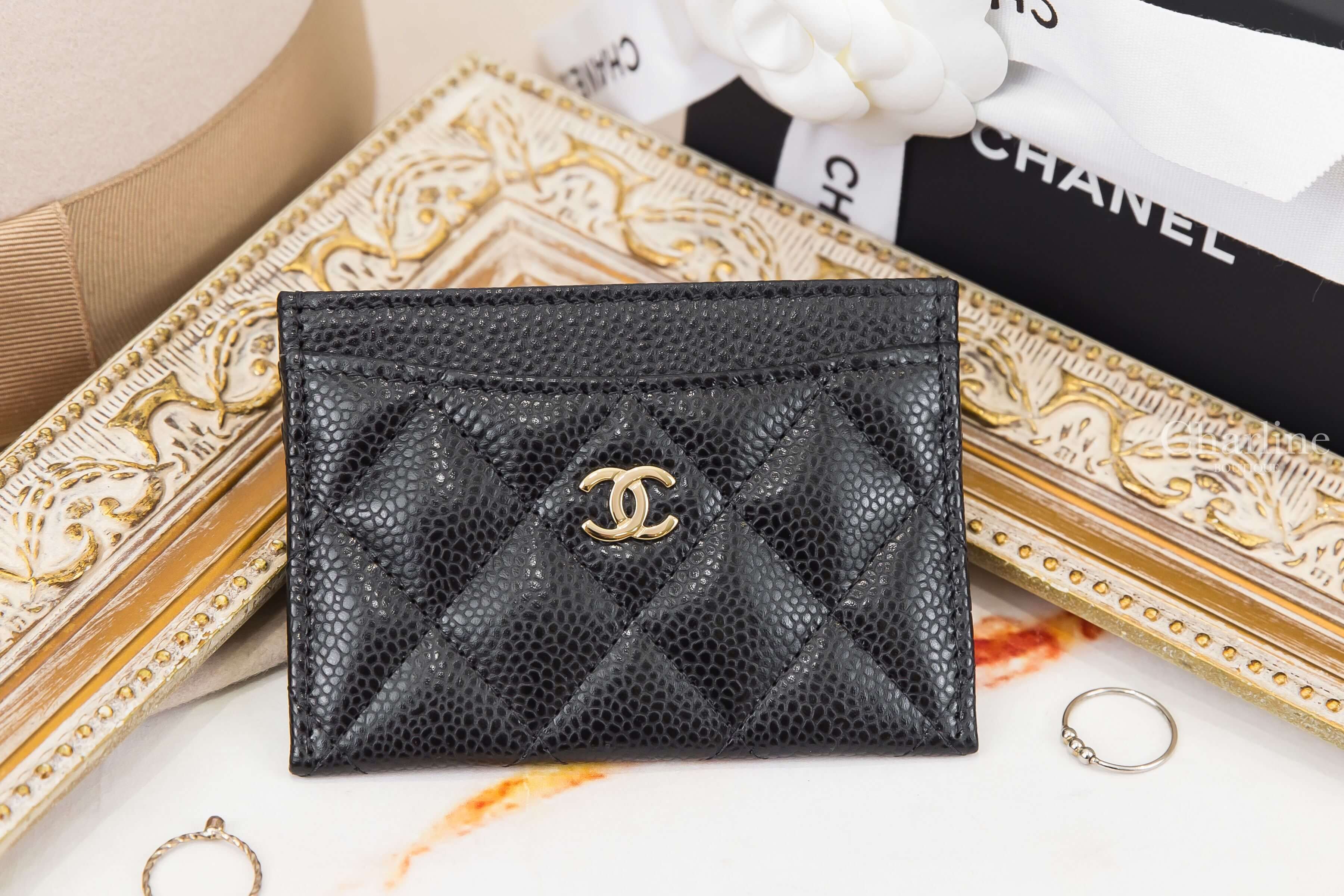 Chanel Classic Card Holder 黑色金CC荔枝菱格紋酒紅色內裡卡片夾 正面金色CC Logo與菱格紋設計