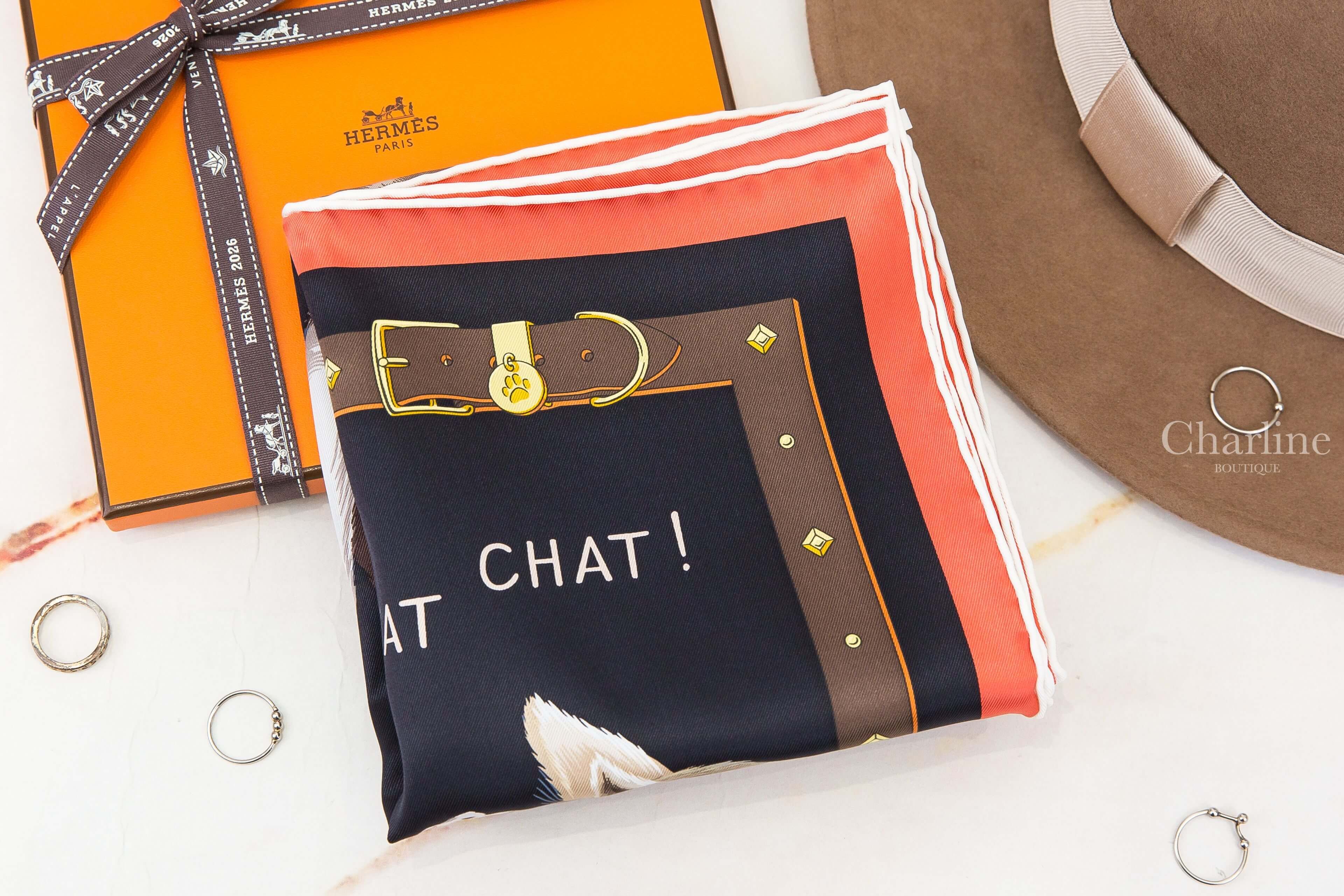Hermès Chat Chat Chat Scarf 70 黑色／栗棕色／灰色玩耍貓咪真絲方巾 摺疊展示貓項圈與CHAT字樣圖案