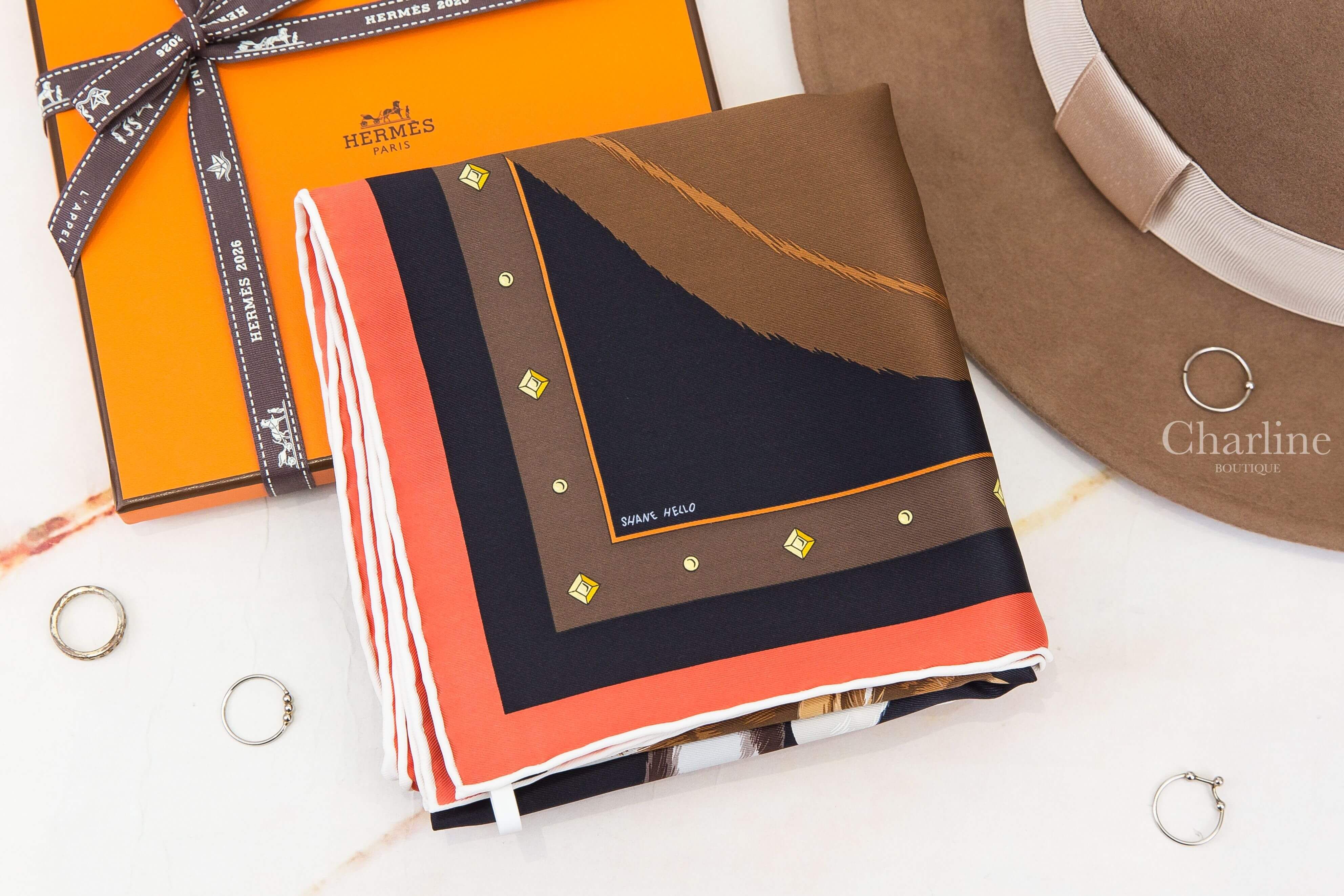 Hermès Chat Chat Chat Scarf 70 黑色／栗棕色／灰色玩耍貓咪真絲方巾 摺疊展示黑棕橘色邊框與圖案細節