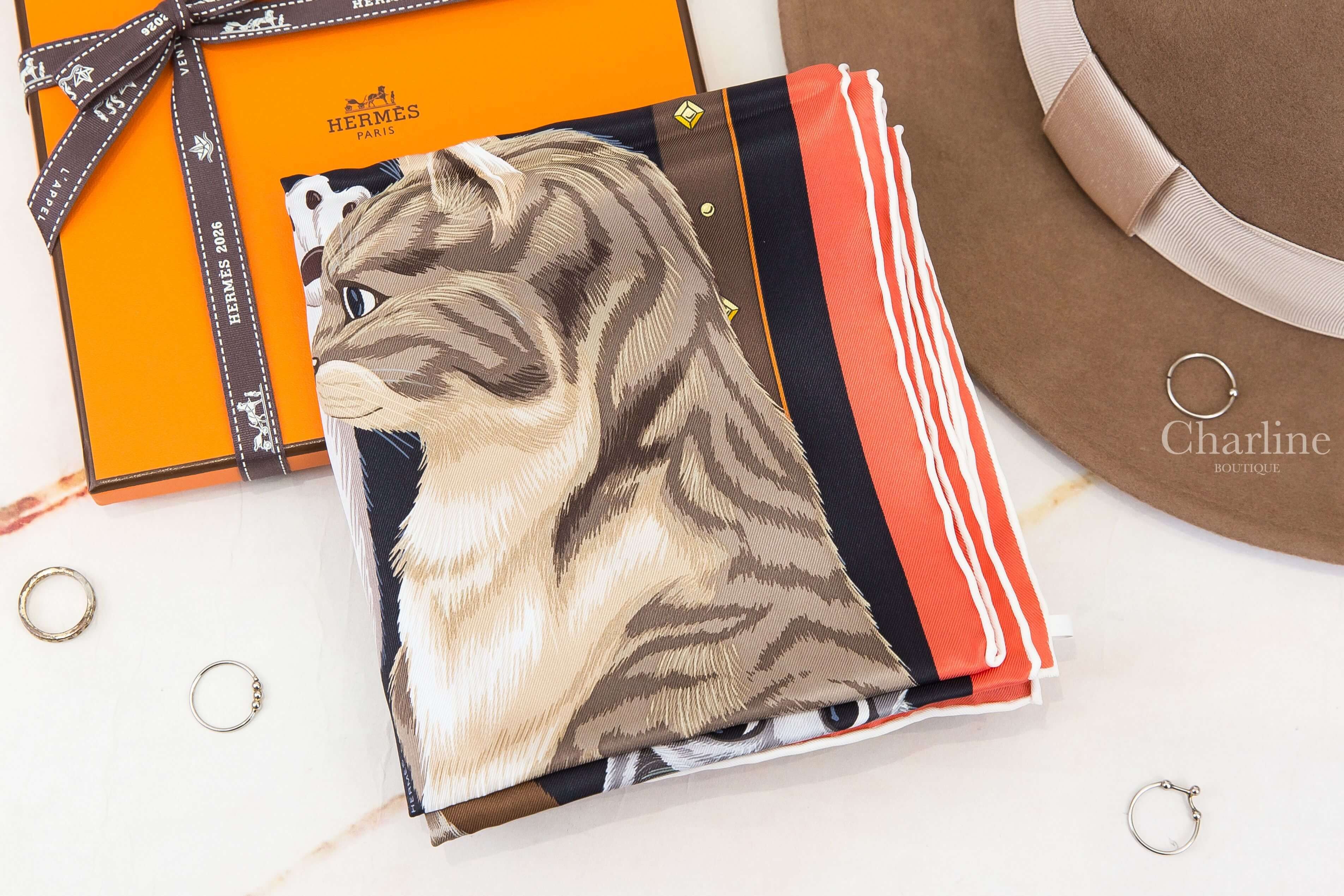 Hermès Chat Chat Chat Scarf 70 黑色／栗棕色／灰色玩耍貓咪真絲方巾 摺疊展示虎斑貓咪插畫與橘色滾邊