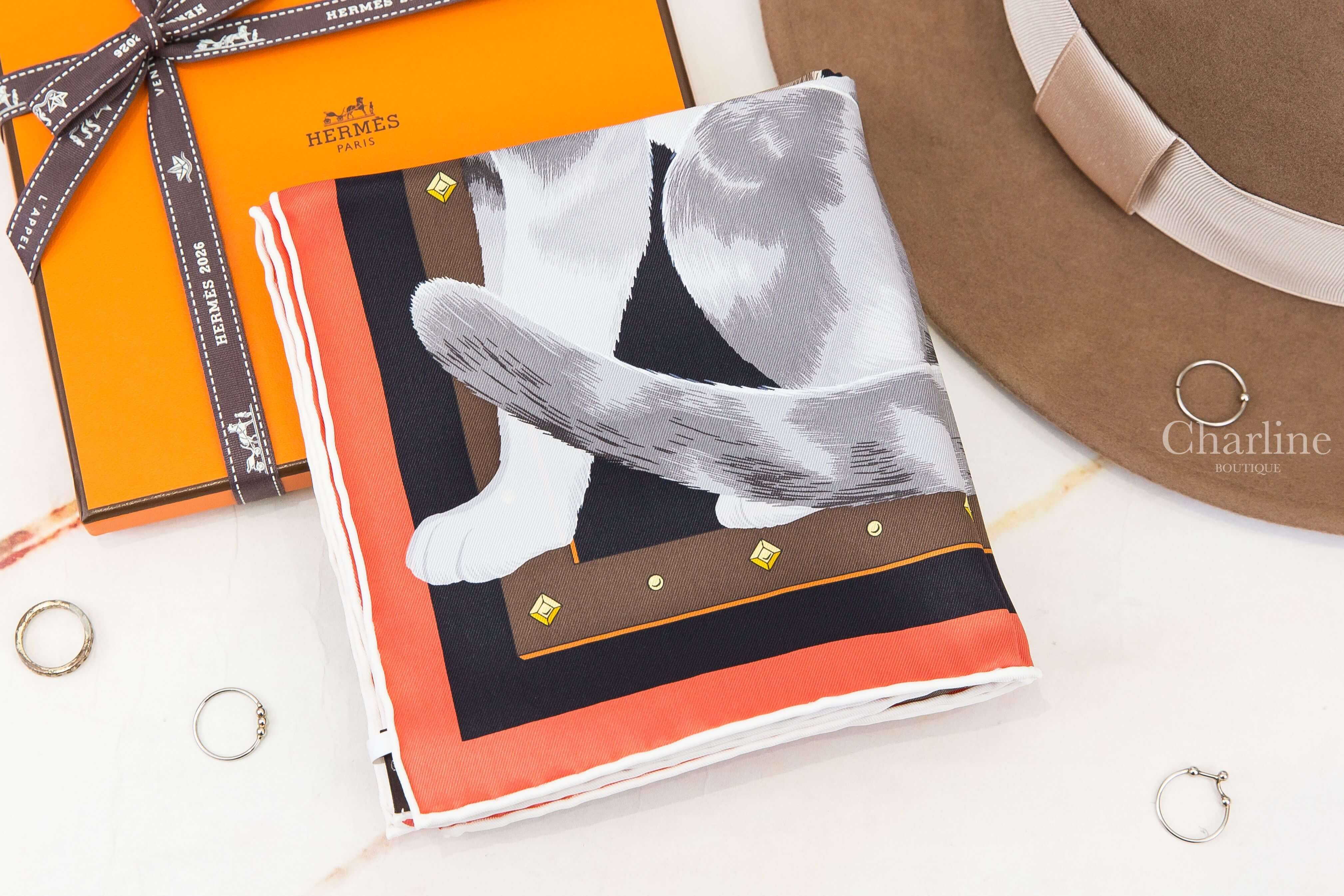 Hermès Chat Chat Chat Scarf 70 黑色／栗棕色／灰色玩耍貓咪真絲方巾 摺疊展示灰色貓咪尾巴與腳掌圖案