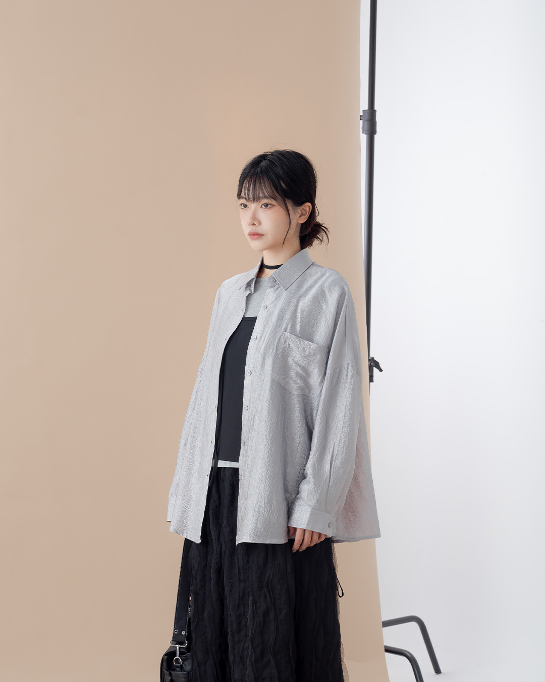 Textured, sheer, single-pocket shirt, available in four colors.【01025834】in stock+pre-order