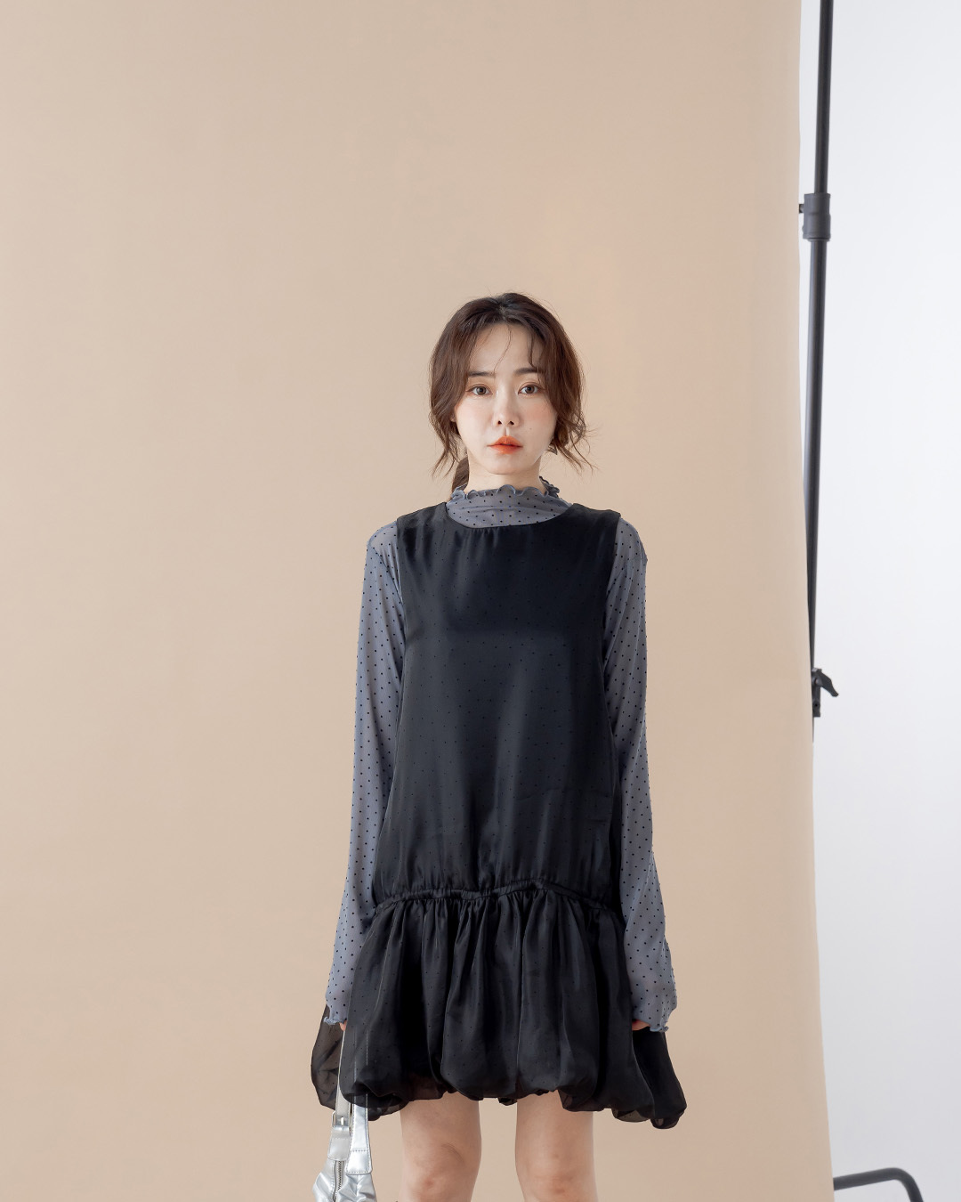 Shimmer-dot drawstring balloon-sleeve mini dress – available in three colors.【01087382】in stock+pre-order