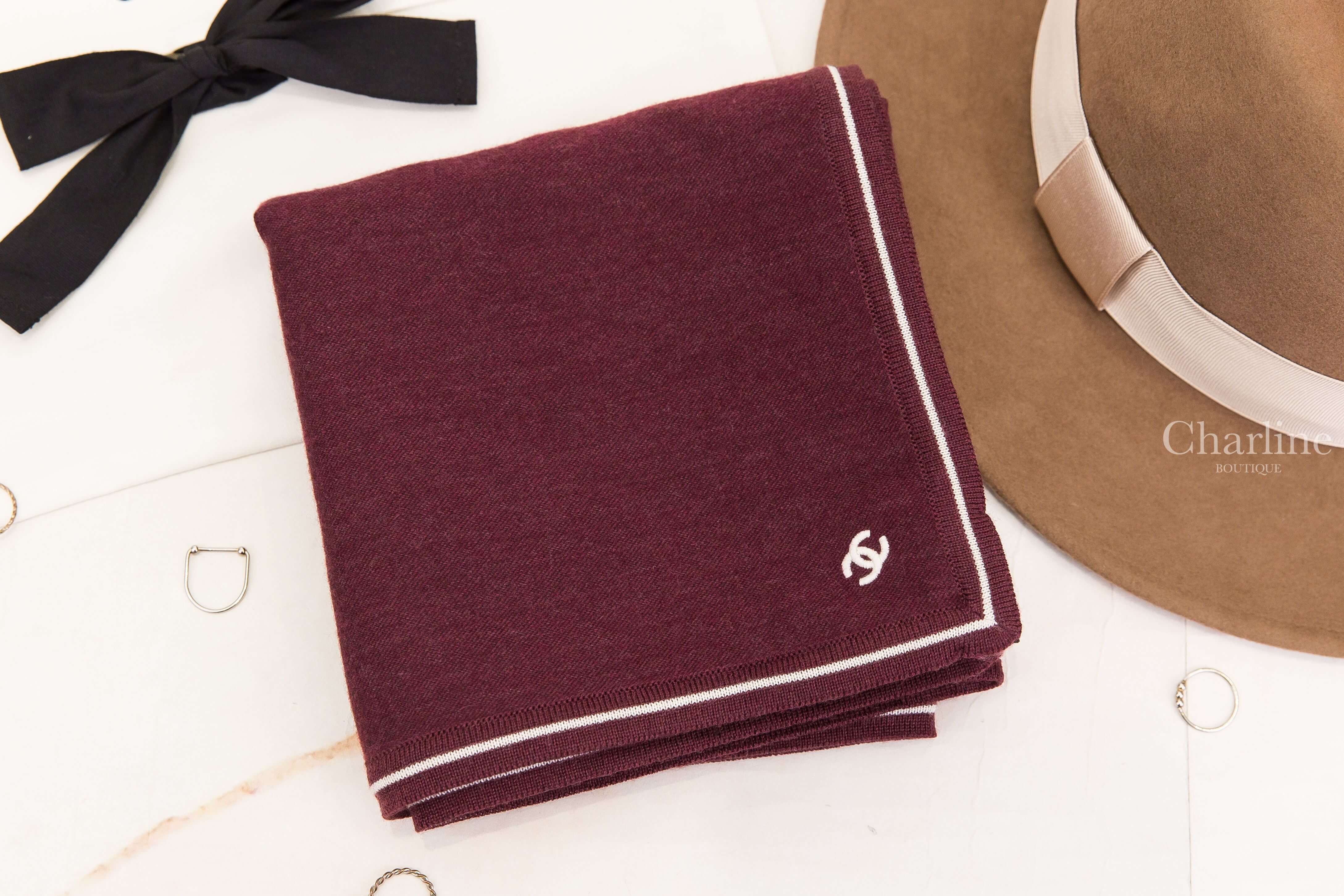 Chanel Bandana 勃根地酒紅色白色線條滾邊刺繡CC羊毛混喀什米爾頭巾